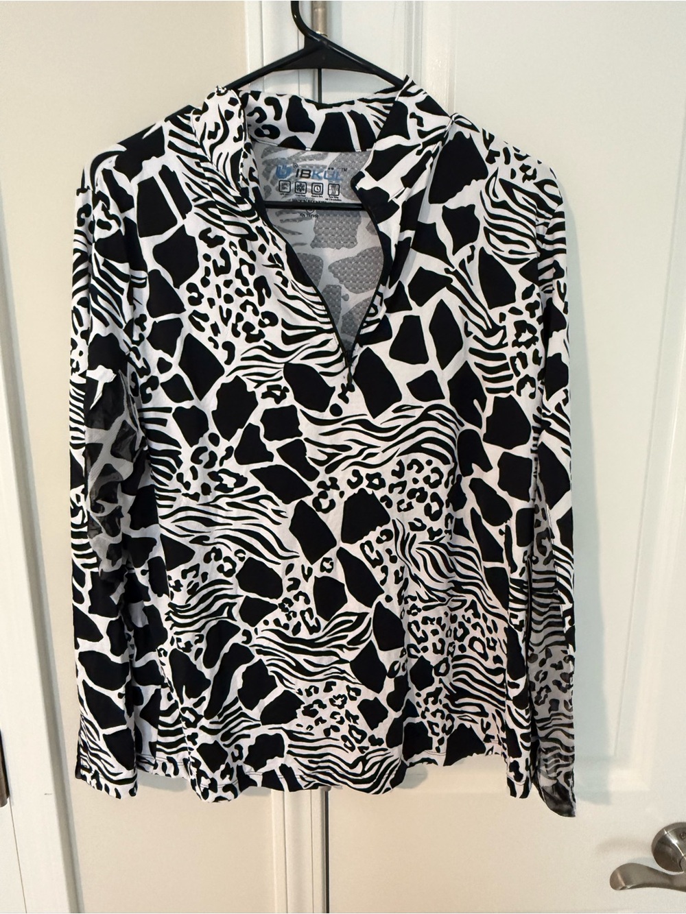 IBKUL Black & White Animal-Print Long Sleeve V-Neck Top